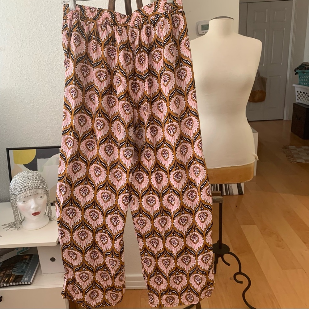 Extasy Wide leg flowy pants with a lovely print in pink, brown, cream and black.